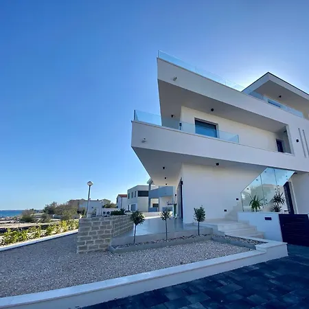 Luxury / *