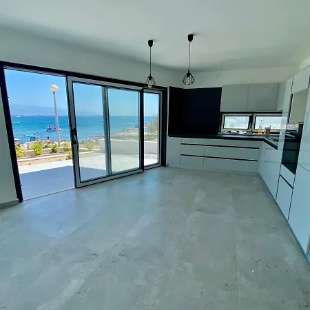 Luxury / Apartment *