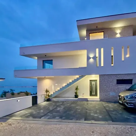 Luxury / Apartment *