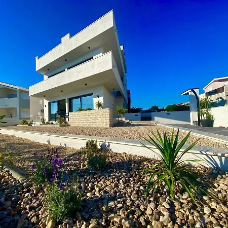 Luxury / *