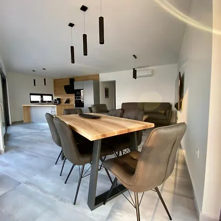 Luxury / Apartment *