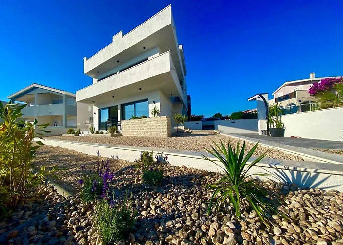 Luxury / *