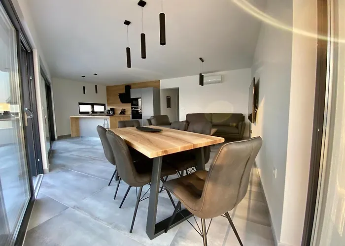 Luxury / Apartment *