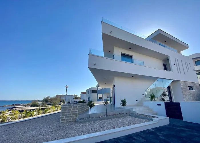 Luxury / *